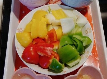 step3: 三色椒和洋蔥洗淨切件，菠蘿切件。另預備少許生粉水用作埋芡用。