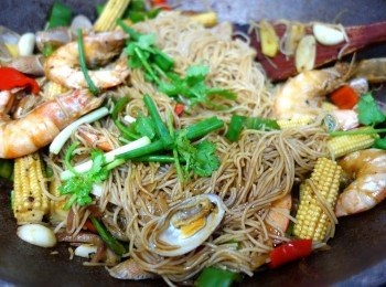 step8: 最後再落埋米粉+蔥芫荽段+一半醬汁中火炒到收晒汁，
夾起蝦先備用，就可以上碟先，