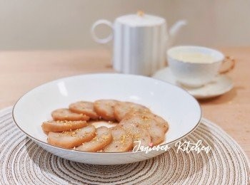 step11: 撒上桂花伴碟，即成桂花糯米藕。