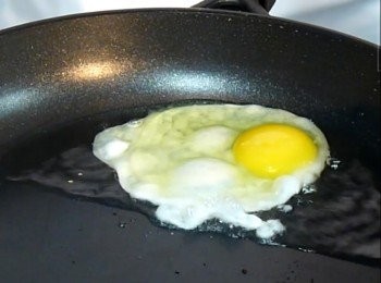 step1: 煎2顆荷包蛋