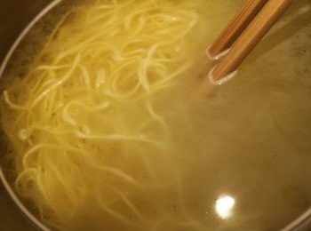 step10: 蛋麵只需煮到散開，不要煮太耐，隔去水份後撈入一湯匙油。