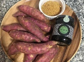 step1: 挑選較小型的地瓜，會比較適合用來做蜜地瓜。這次蜜地瓜用了好米芽的兩種麥芽糖，原味和梅竹麥芽糖，有甜味也帶點酸鹹味，讓蜜地瓜好吃不膩。如果只用原味的話，也可以丟2顆酸梅或烏梅一起煮，效果也不錯的。