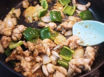 step9: 加入青椒繼續兜炒。