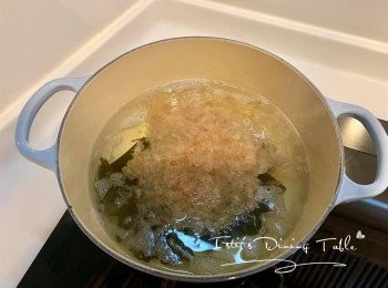 step2: 放入1.5公升水小火煮滾，關火