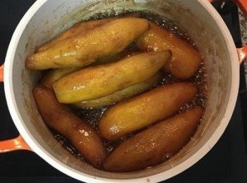 step9: 隔天從冰箱取出蜜地瓜，不蓋蓋子，再次煮滾收汁即可。此時的地瓜外皮會有點Q度喔。