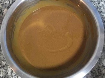 step6: 確實混勻到沒有粉粒，再倒入沒有重味的食用油；