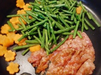 step2: 中火熱油，將所有材料先炒(除㰖角外)，沿鑊邊贊少許紹酒/米酒，並下少許鹽和糖作調味。