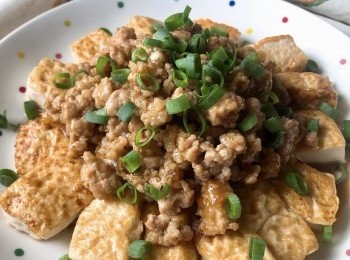 step6: 將炒好的肉未鋪上已排好的豆腐上，撒上蔥花，即可享用。