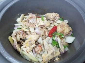 step3: 再加入香茅片+蒜片+乾蔥片+小紅椒片落煲，
加少少酒+胡椒粉同雞骨一齊炒香，