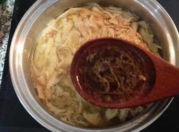 step16: 煮到筍絲柔軟入味後，舀入3-5湯匙豬腳的滷汁續滾一下。