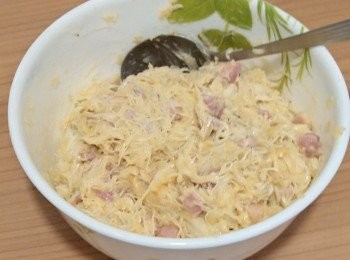 step2: 牛油放入微波爐大約一分鐘, 以500W火力熔化成液態後待用; 燒熱平底鑊, 炒香煙肉粒至出油, 倒入紅蔥頭粒一起炒至半透明將後取出待用