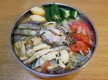 step6: 另外準備定用滾水烚熟娃娃菜+秋葵，娃娃菜放碗底，
從煲中夾起意粉上碗先，
再放雞肉+蠔肉+茄子+粟米芯+草菇+秋葵+蕃茄件上碗，
最後再倒湯入碗中食得♡
