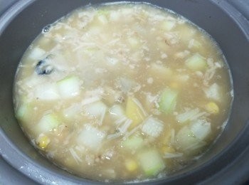 step5: 加入滾水+節瓜粒+金菇碎落煲煲10分鐘
煲到節瓜熟至半透，
再加埋飯+蠔肉+魚露+冬菜乾蔥蒜蓉碎+中芹芫荽蔥碎，
中火煲大約10分鐘就食得♡