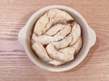 step1: 雞柳處理乾淨後用，用鹽和白胡椒醃5分鐘，並蒸熟待涼，撕成雞絲。