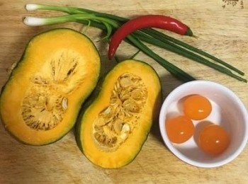 step1: 挑選皮薄的小南瓜，又鬆又甜好好吃～蔥、辣椒洗淨擦乾；