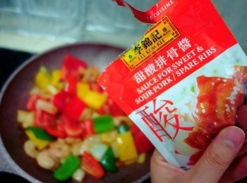 step5: 再轉中火加入李錦記甜酸排骨醬+少少豉油+水炒暈佢，