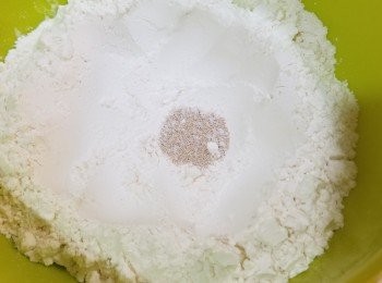 step1: 首先搓麵團，將麵粉+鹽+酵母+溫水用筷子搞暈佢至粒狀，
再用手搓成麵團，再加油搓至麵團完全吸收，