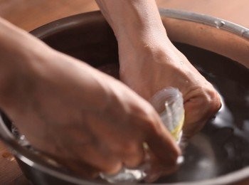 step1: 首先將牛排用密封袋裝起並盡量將空氣排出。(影片中使用的是水排法