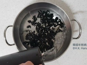 step1: 將12g海帶乾浸水大約十分鐘。