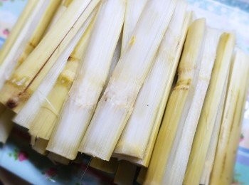 step2: 竹蔗每支用刷子擦清洗乾淨，再豎立在砧板上，用刀從頂部向下劈開成4 段。所有材料 凍水落煲煲約2 小時，最後可加適量的鹽作調味。（高壓煲約30分鐘）