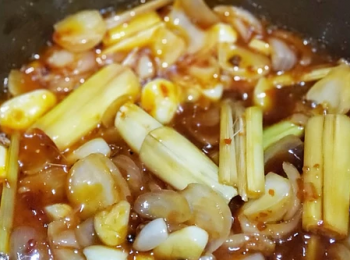 step3: 加入豆瓣醬、茄膏、黑醋、花椒、麻油、豉油、糖、雞粉炒香