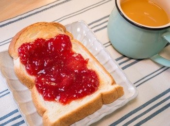 step7: 烤片吐司，加上奶油
再抹上果醬就很好吃