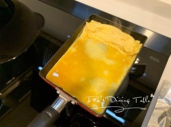 step10: 把蛋推在玉子燒鍋上方，掃上一層薄油