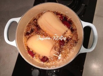 step8: 加入桂花乾繼續燉煮1小時，把蜜汁收乾。