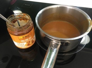 step3: 在煎的過程中，可以開定第二個鍋，準備下咖喱汁，4茶匙+200毫升水，煲下就可以了