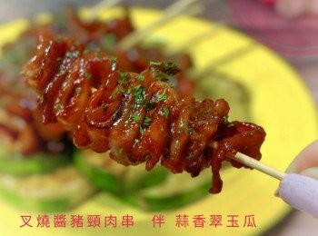 step4: 沿邊灒酒... 拌麻油... 用竹籤串起... 拌翠玉瓜！
