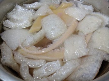 step2: 魷魚和豬皮氽水2分鐘！