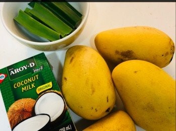 step1: 糯米洗淨後浸5小時或以上，芒果切粒或切片備用。