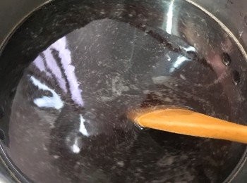 step2: 把清水、醬油、糖、鹽、味醂全放入煲裡煮滾，等糖水大滾後，把黑豆放入。