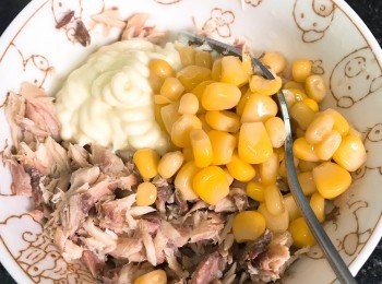 step2: 將吞拿魚放入碗內用叉壓散，加入沙律醬、粟米粒及黑胡椒碎拌勻後，備用。