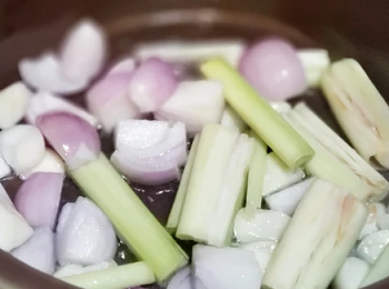 step2: 用油起鑊， 爆香蒜頭乾蔥頭及香茅