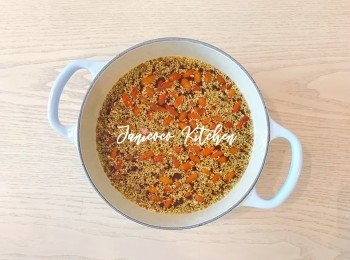 step5: 最後把1/3桂花和已泡熟的杞子倒進去，必須待涼後才慢慢加入魚膠粉拌勻。