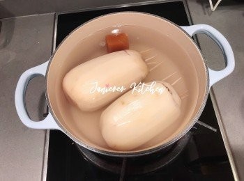 step6: 準備一鍋水，分量大概接近蓋滿蓮藕。加入片糖，用中火煮蓮藕。