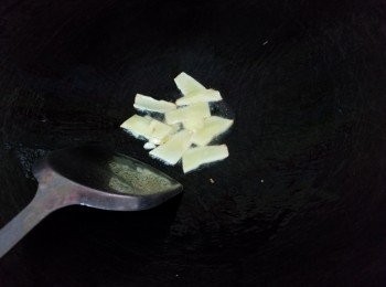 step2: 炒鑊燒熱，到入少許油，下薑片爆香