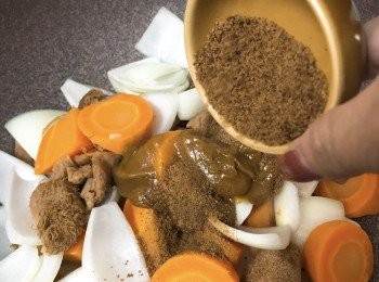 step4: 加入洋蔥及所有醬汁配料（椰漿除外）炒勻。