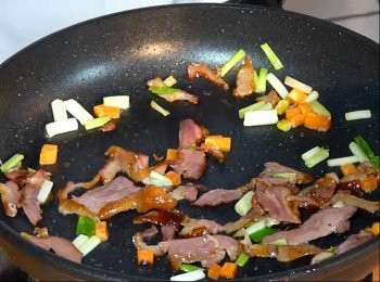 step2: 再放入鴨賞、紅蘿蔔炒一下