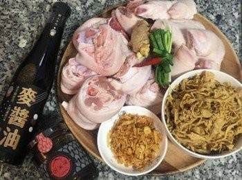 step1: 豬前腳請豬販剁大塊，用流動水洗淨；蔥、薑、辣椒洗淨，將蔥折綁成捆（也可切段就好）；