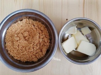 step1: 將牛油隔熱水至融化，然后將消化餅碎加入融化的牛油溶液攪拌攪勻。