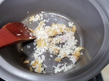 step2: 大火炒香蒜蓉+乾蔥碎+冬菜碎，
拿起備用，一陣起再落煲，