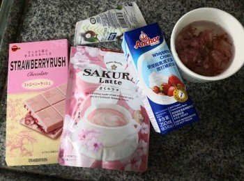 step1: 準備好所有材料，塩漬櫻花要先浸洗走花上的塩分
