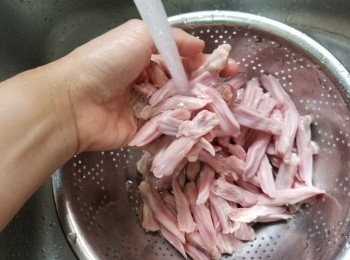 step1: 急凍提前解凍溶冰，洗淨去雜質， 再加入1茶匙粗鹽， 按摩1分鐘再洗淨（可去除雪藏味）