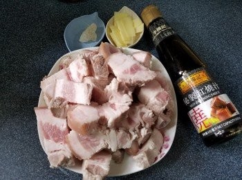 step1: 將五花腩洗凈，落鍋出水4分鐘、拎出過凍水，切塊待用；
薑去皮洗淨切薄片