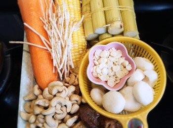 step1: 腰果洗淨汆水，馬蹄洗淨去皮，茅根洗淨，紅蘿蔔洗淨去皮切塊，南北杏用水浸約半小時，粟米洗淨切件，蜜棗無花果洗淨。