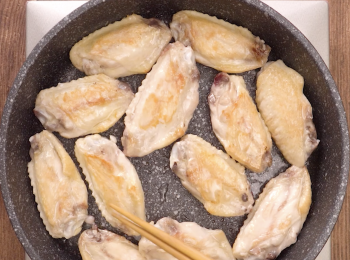 step2: 熱鑊下油，加入<a href="https://bit.ly/3zHU5V3" target="_blank" data-keyword="雞翼" class="guide-link"><strong>雞翼</strong></a> <span style="display:inline-block;vertical-align:middle;margin-top:-3px;color:initial;border-radius:3px;padding:2px 3px;font-size:12px;line-height:14px;background:#87d300;color:#fff;">即買</span> 以慢火煎至金黃及沒有血水，盛起備用