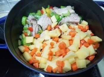 step4: 再落埋薯仔+甘筍+黑胡椒+少少酒炒香，