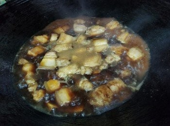 step6: 大火煮滾，閂蓋較中細火燜35分鐘（期間要翻炒，防止痴底）